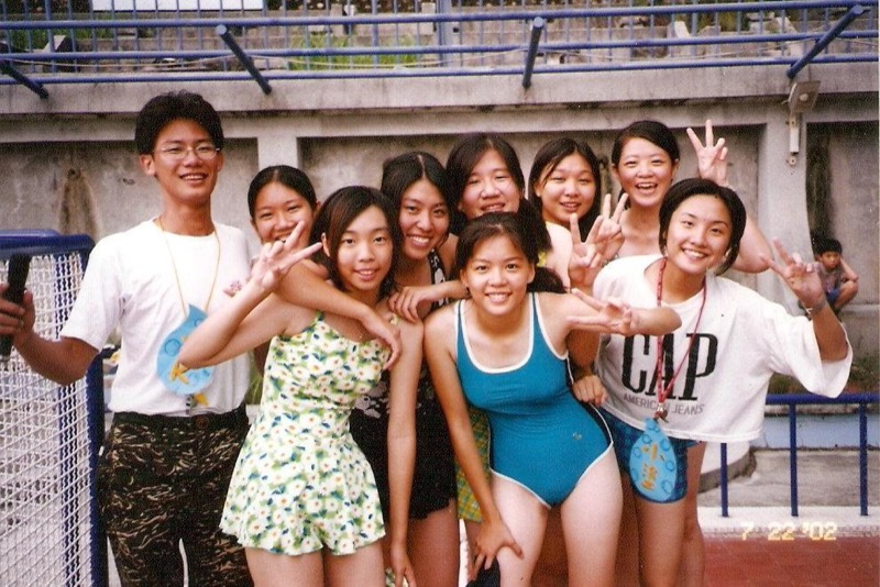 TK與七位年輕女孩在游泳池畔的歡樂大合照