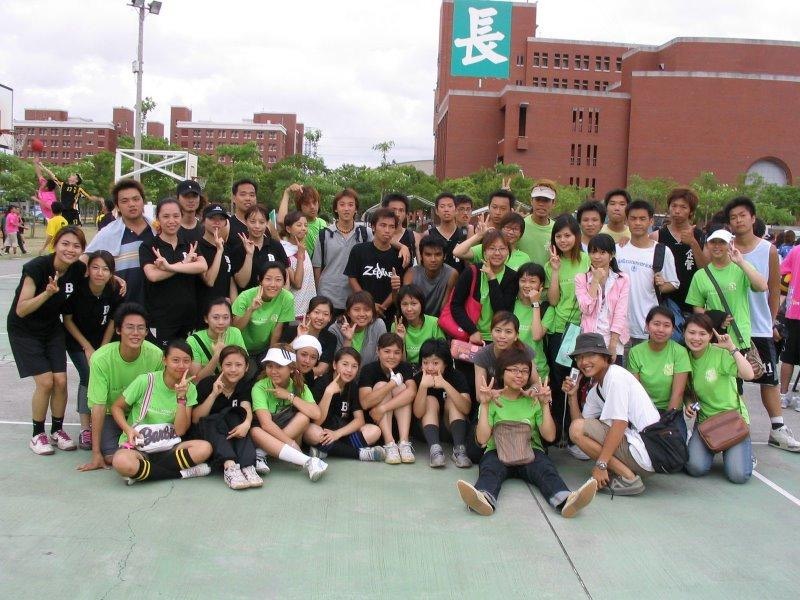在長榮大學戶外球場的大型學生團體合照，多人穿著同款綠色上衣